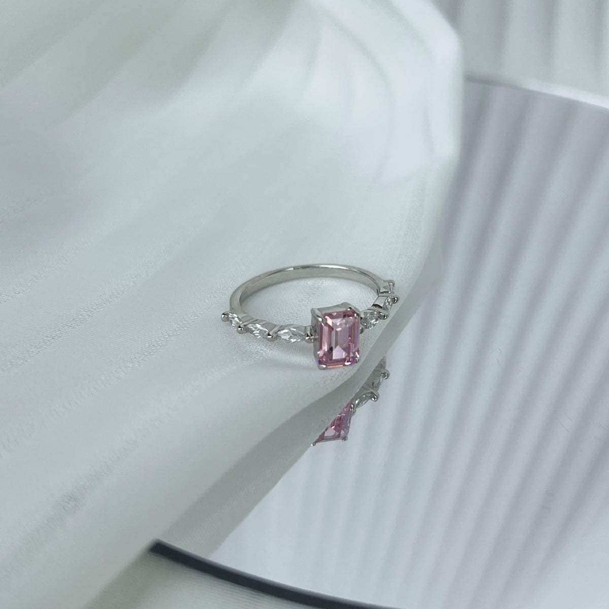 [LUXE]1.0 Carat Dainty Resplendent Radiant Cut Daily Ring