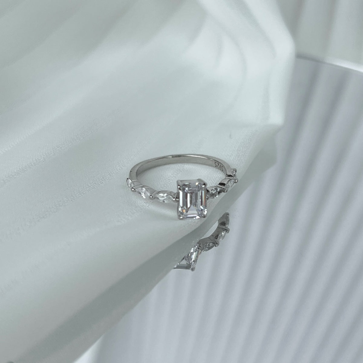 [LUXE]1.0 Carat Dainty Resplendent Radiant Cut Daily Ring