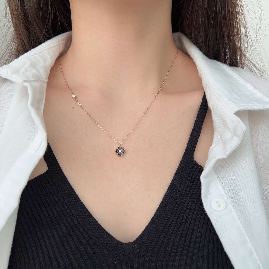 [LUXE]Delicate Flower Shape Necklace