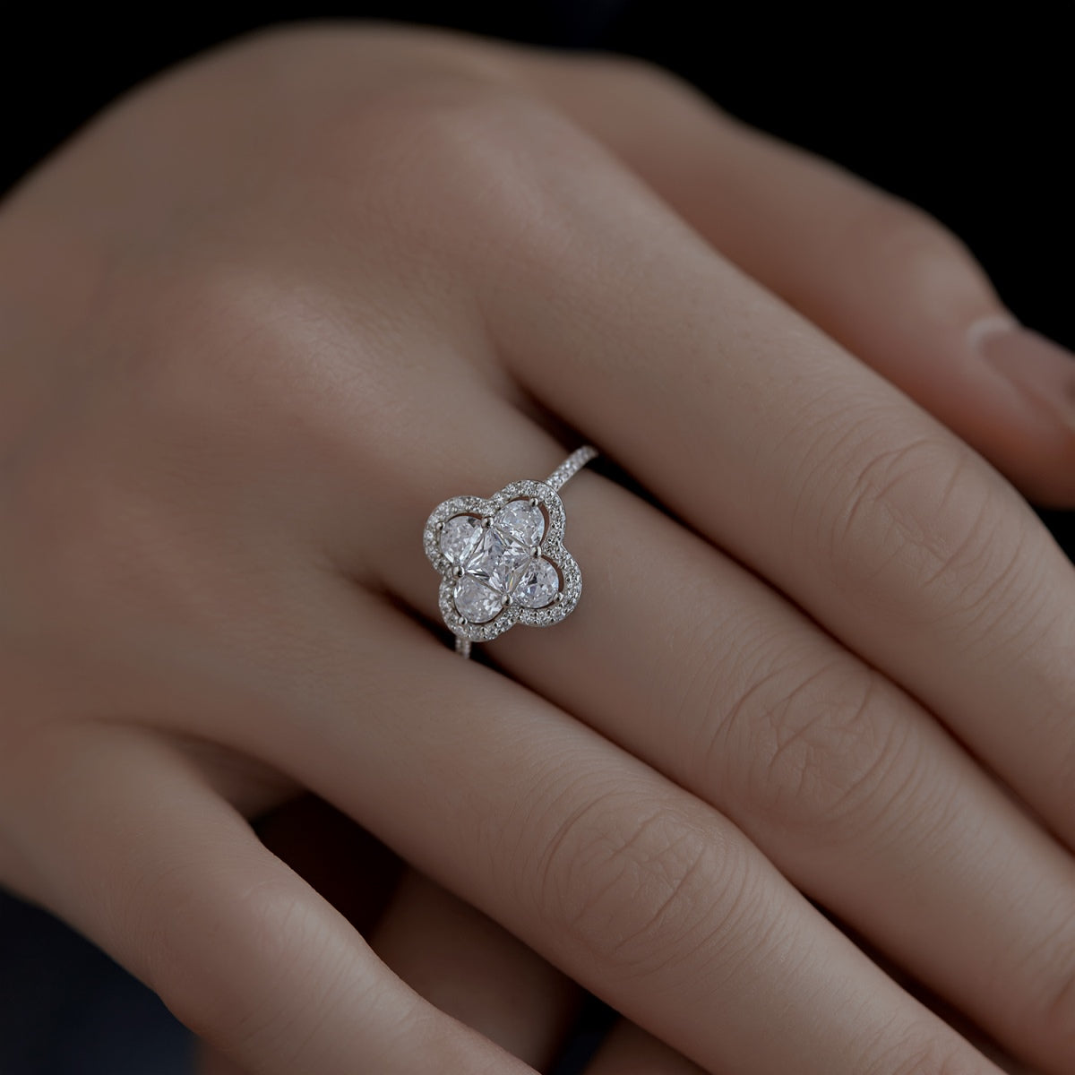 [LUXE]Luxurious Eternity Flower Shape Banquet Ring