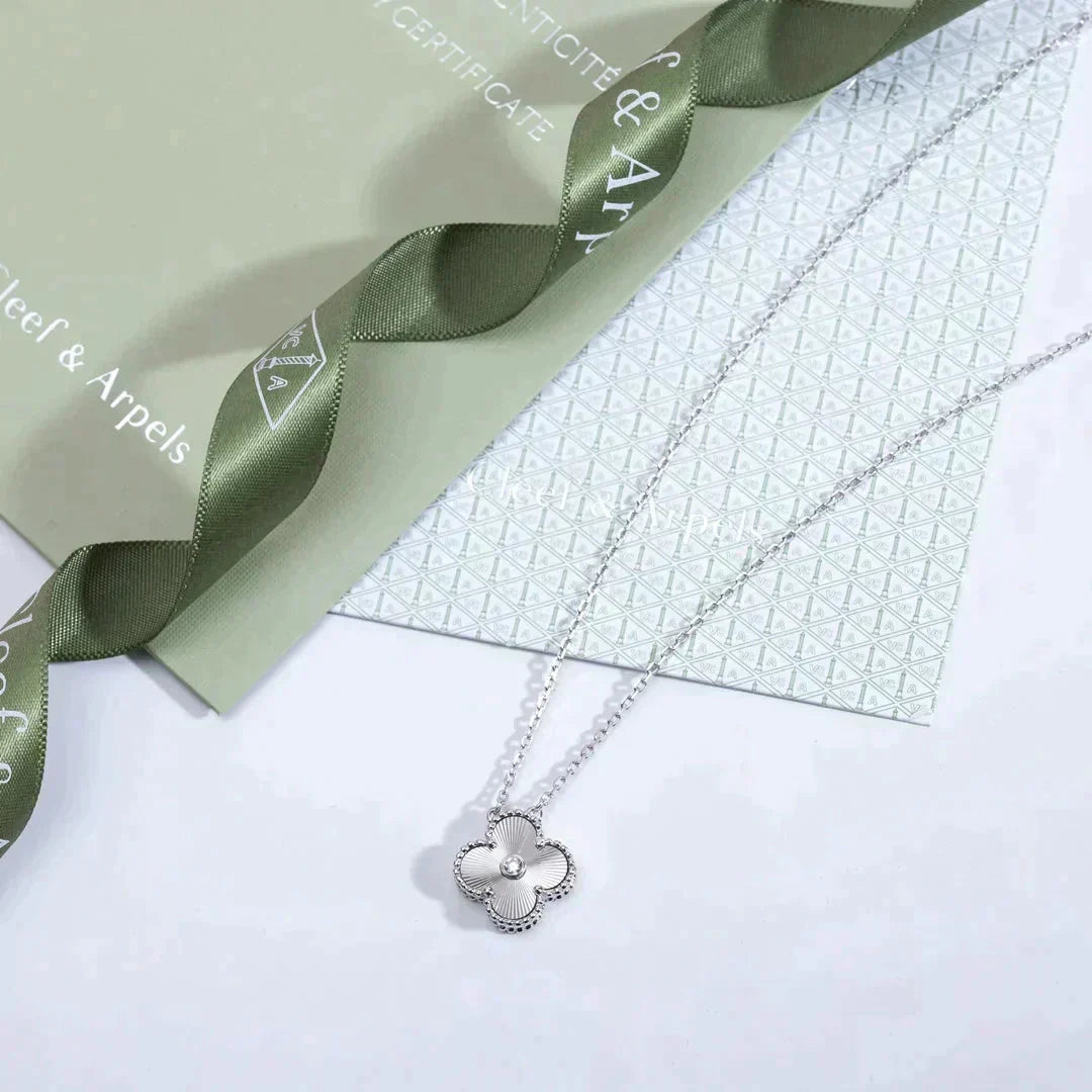 [LUXE] CLOVER  15MM DIAMOND LASER NECKLACE SILVER