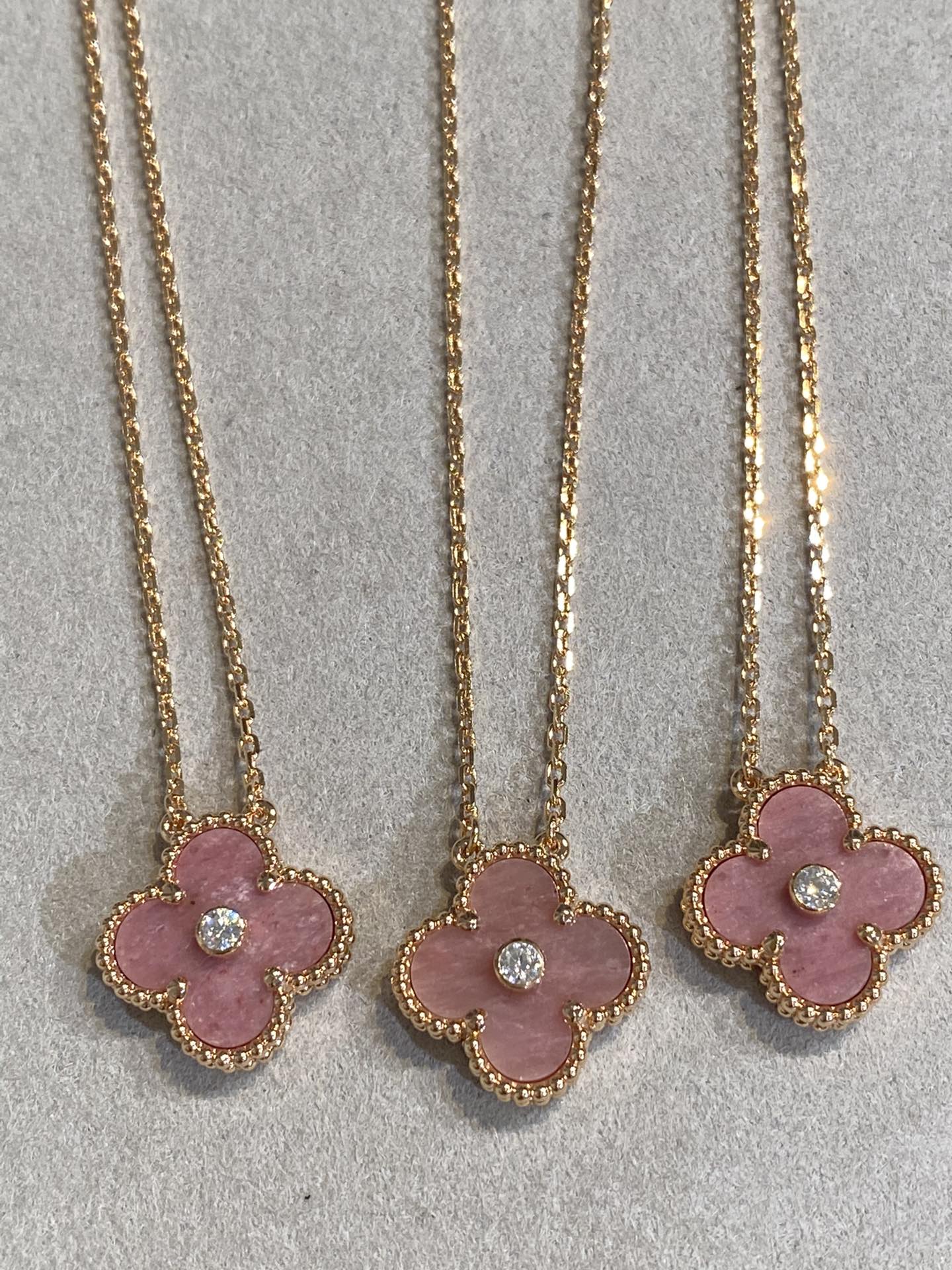 [LUXE] CLOVER 15MM DIAMOND RHODONITE NECKLACE