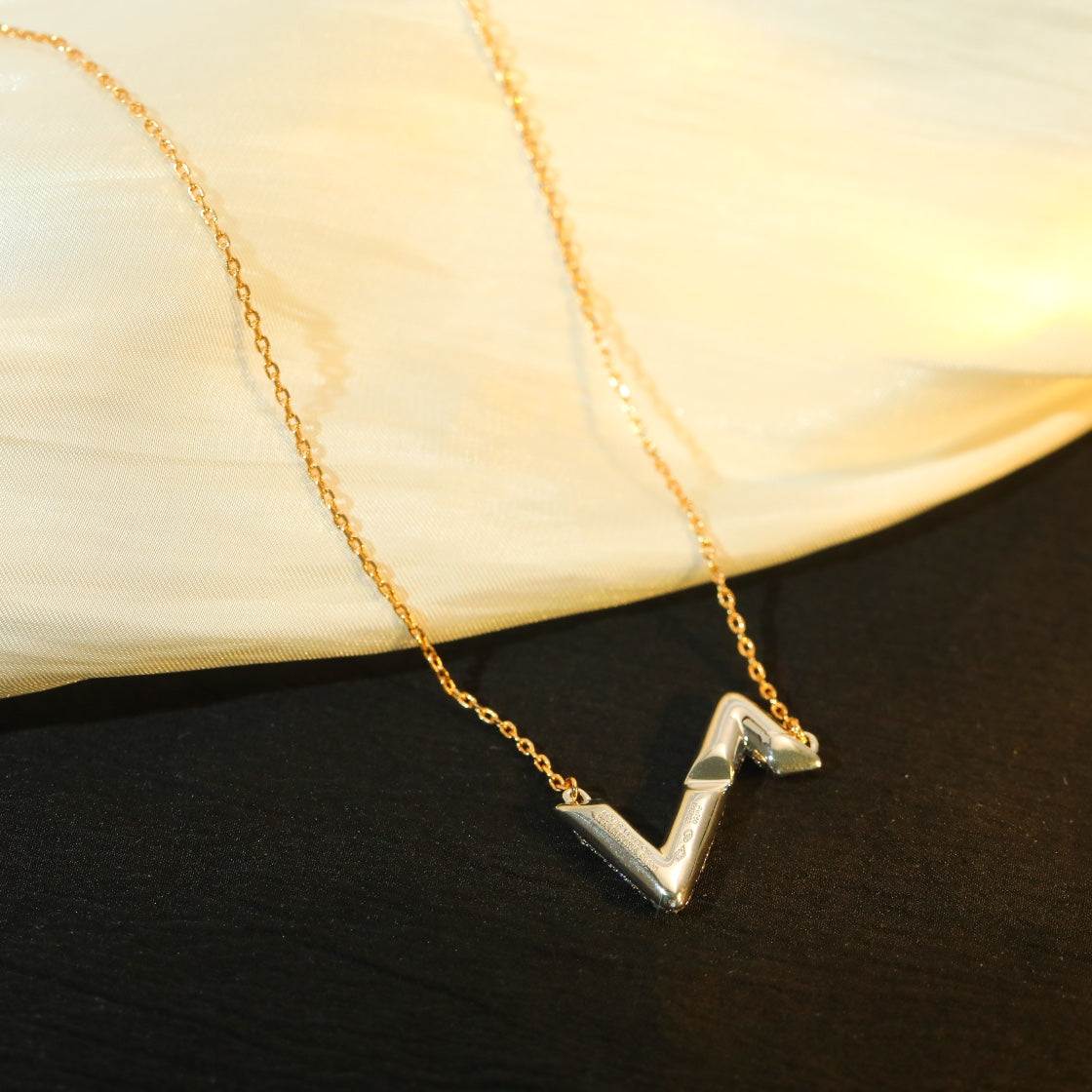 [LUXE]VOLT SILVER DIAMOND PEDANT NECKLACE