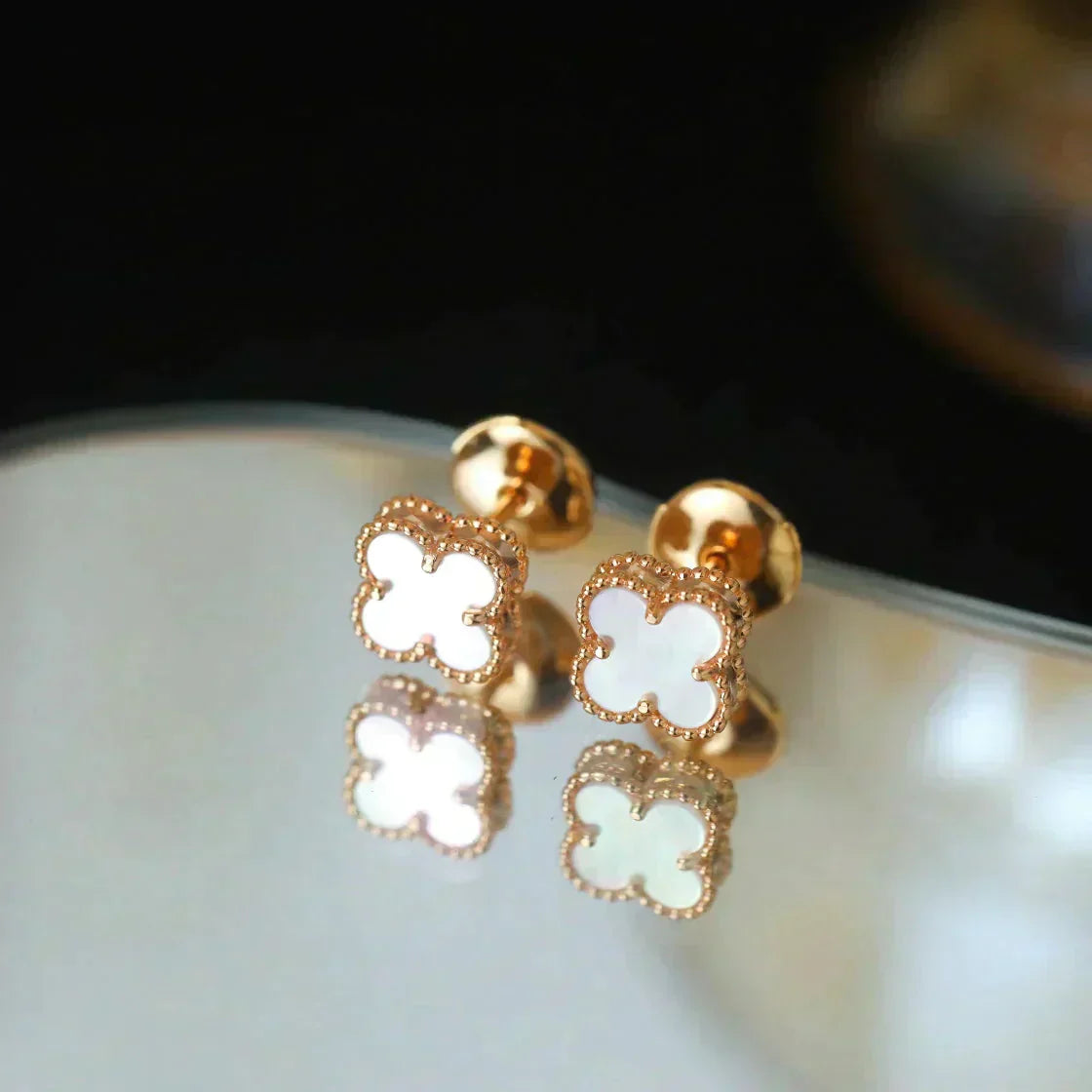 [LUXE] CLOVER MINI 9.5MM WHITE MOP EARRINGS