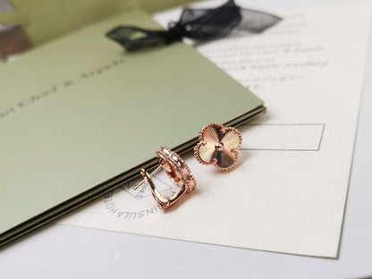 [LUXE] CLOVER MEDIUM STUD EARRINGS