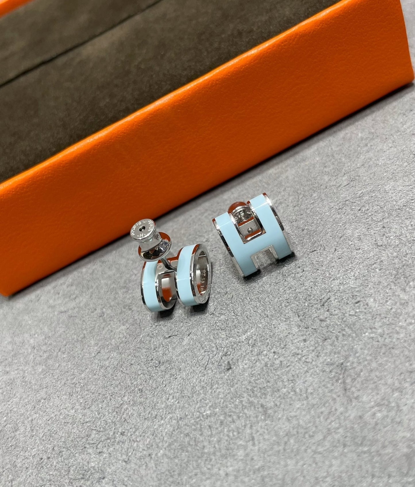 [LUXE]POP H SKY BLUE STUD EARRINGS