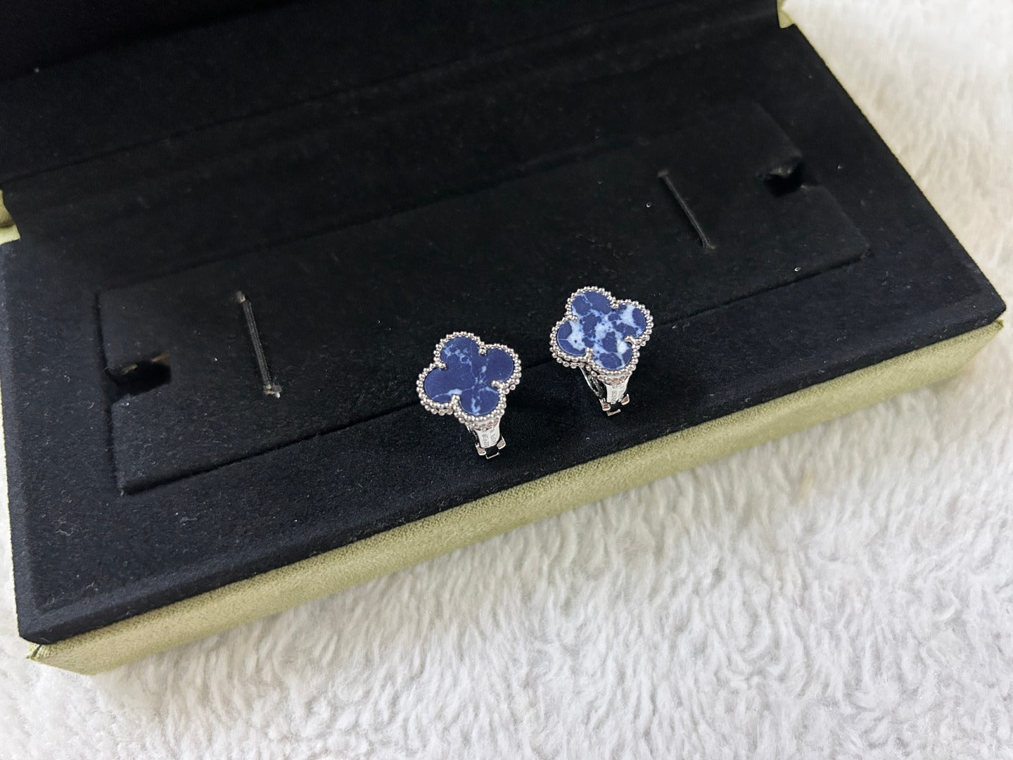 [LUXE] CLOVER PIETERSITE MEDIUM STUD EARRINGS