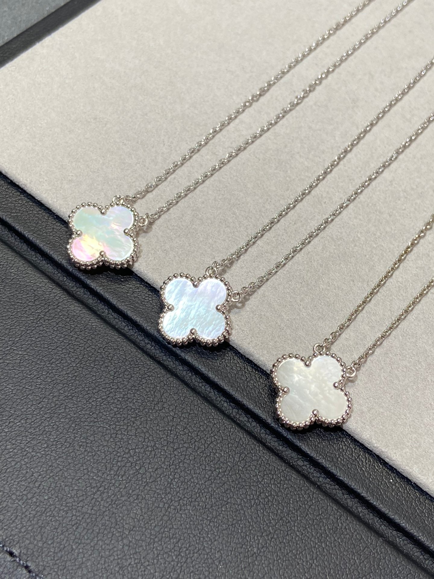 [LUXE] CLOVER MEDIUM SILVER WHITE MOP NECKLACE