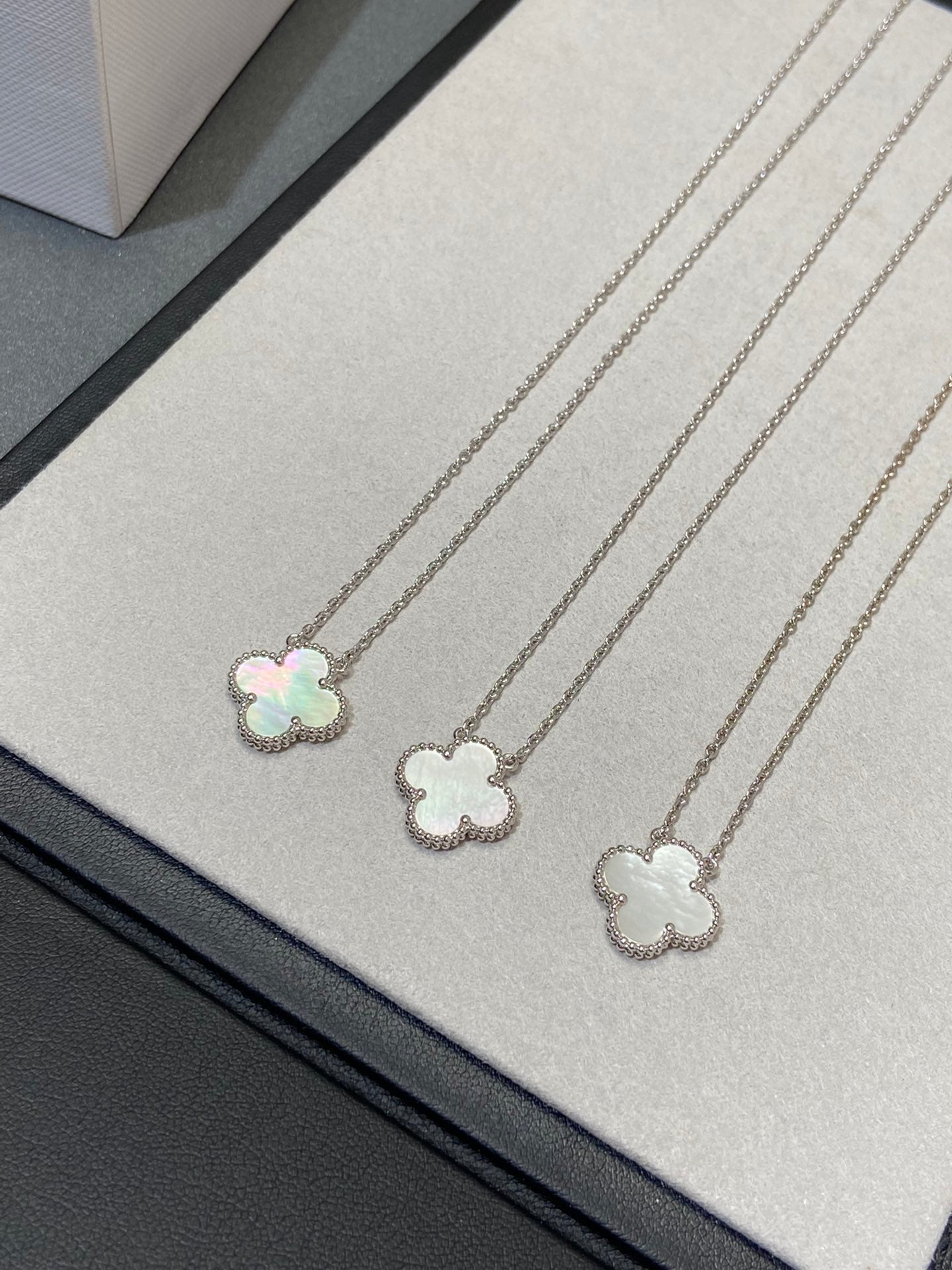 [LUXE] CLOVER MEDIUM SILVER WHITE MOP NECKLACE