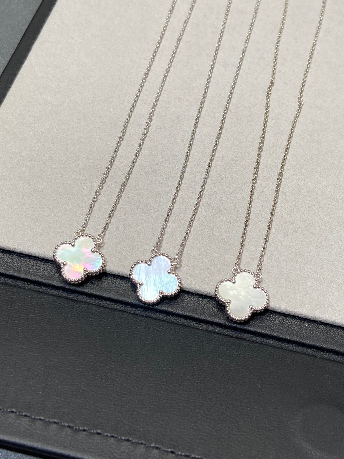 [LUXE] CLOVER MEDIUM SILVER WHITE MOP NECKLACE