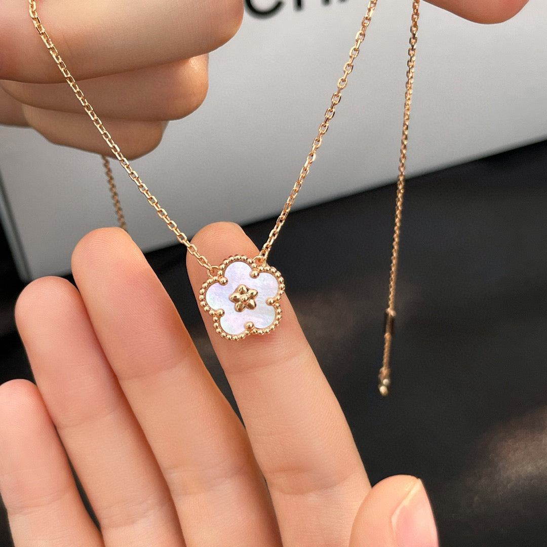 [LUXE] LUCKY  WHITE MOP  PLUM BLOSSOM NECKLACE