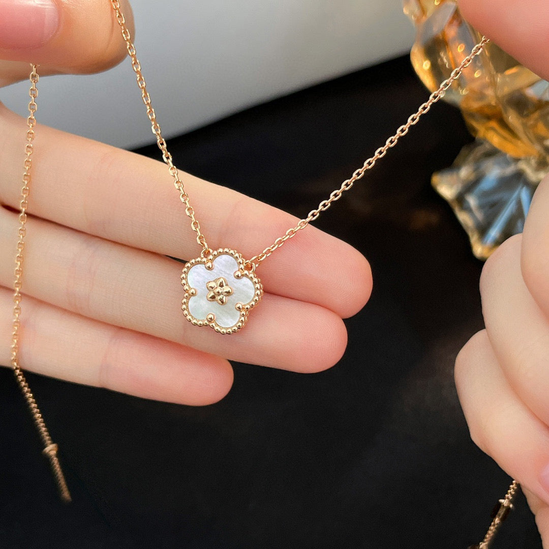 [LUXE] LUCKY  WHITE MOP  PLUM BLOSSOM NECKLACE