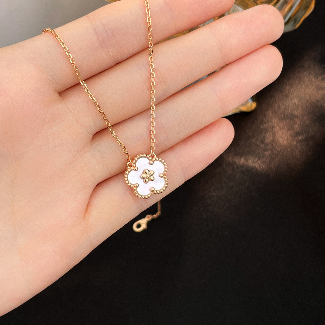 [LUXE] LUCKY  WHITE MOP  PLUM BLOSSOM NECKLACE