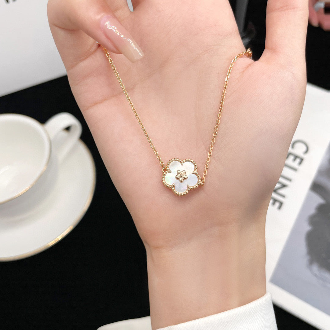 [LUXE] LUCKY  WHITE MOP  PLUM BLOSSOM NECKLACE