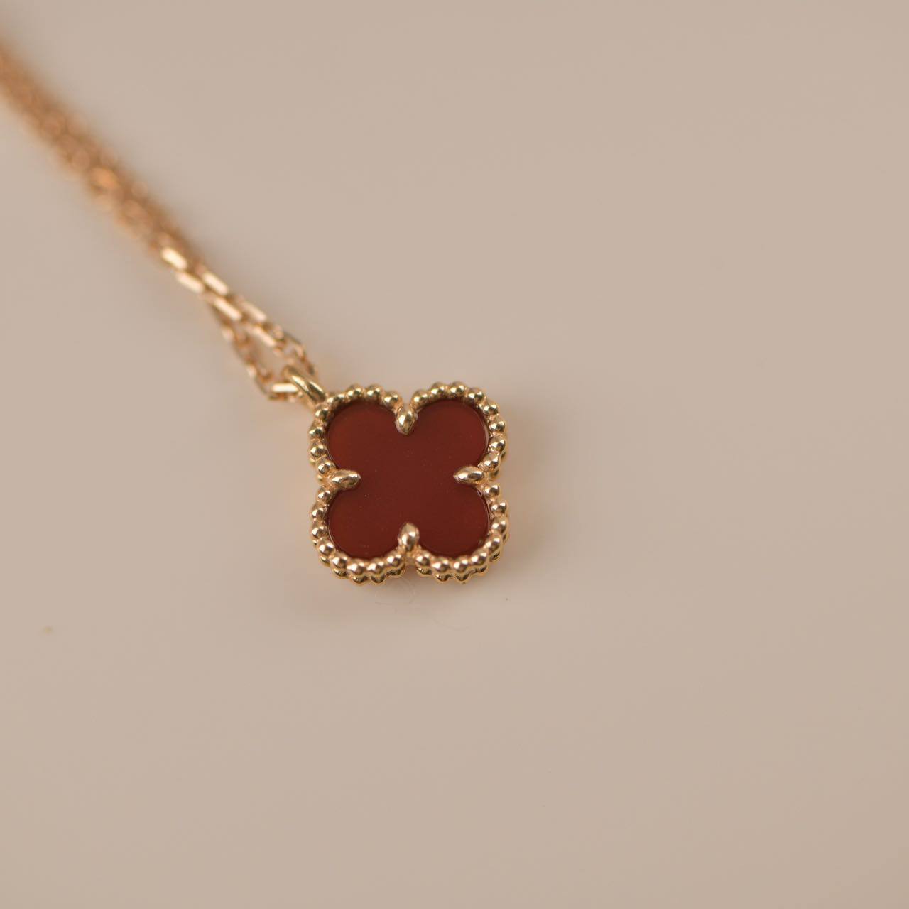 [LUXE] CLOVER MINI 9.5MM WHITE CARNELIANS NECKLACE