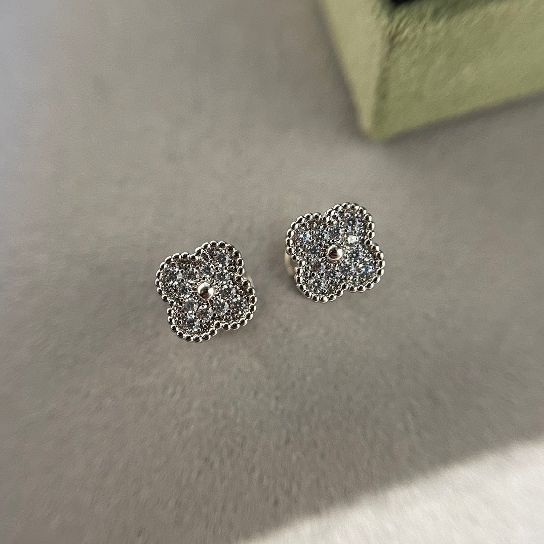 [LUXE] CLOVER MINI DIAMOND STUD EARRINGS