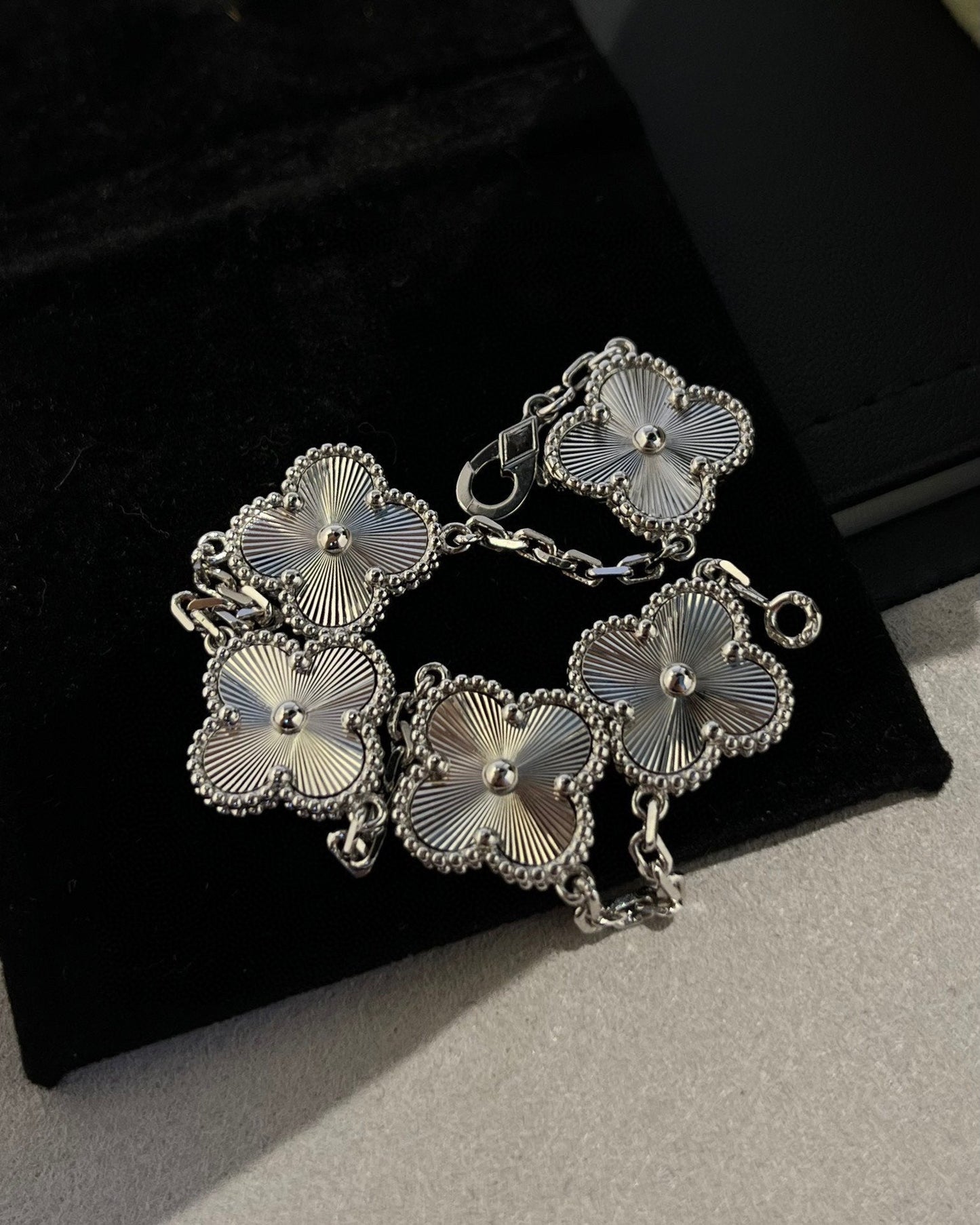 [LUXE] CLOVER SILVER 5 MOTIFS BRACELET